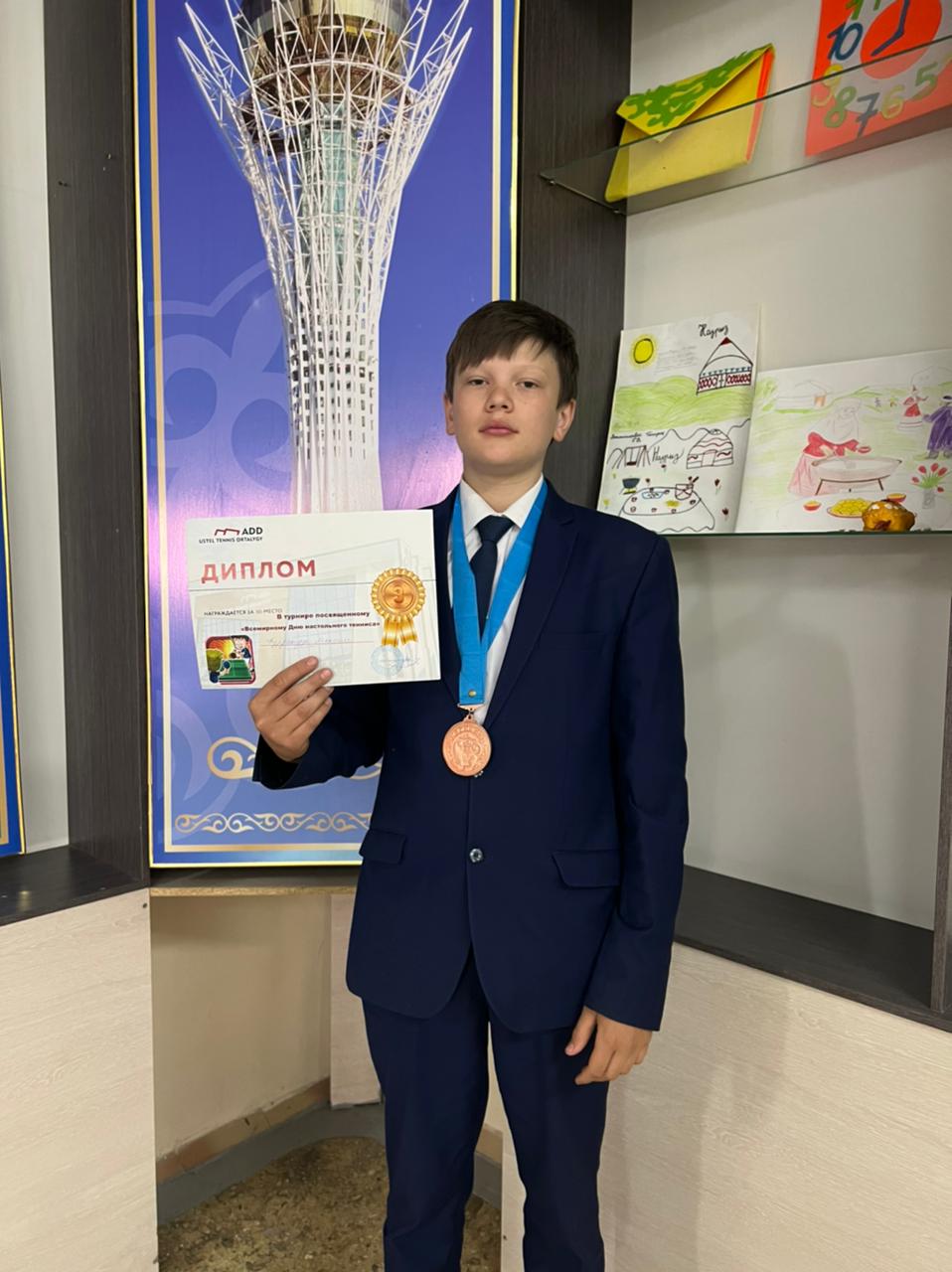 В турнире посвященному “Всемирному Дню настольного тенниса” ученик 8 “ В” класса Курдакидзе Максим занял 3- место. Поздравляем!