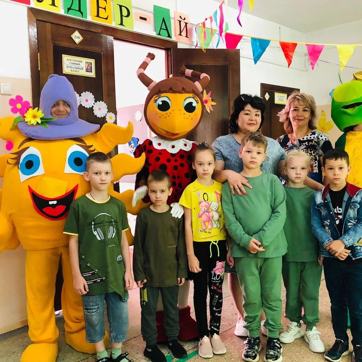 №112 жалпы білім беретін мектепте "СОЛНЫШКО" жазғы лагері ашылу сәтінен үзінді.   1-17 маусым аралығында мектебімізде жазғы лагерь жұмыс жасайды. Мереке құтты болсын!