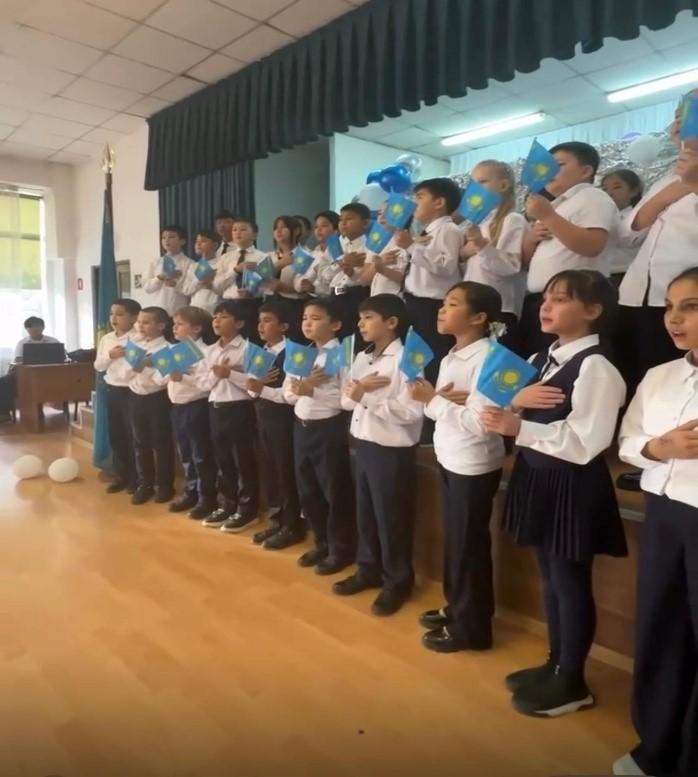 Патриоттық акция «Қыран елім-Қазахстаным!» аясында мемлекеттік әнұранды жаппай орындау.