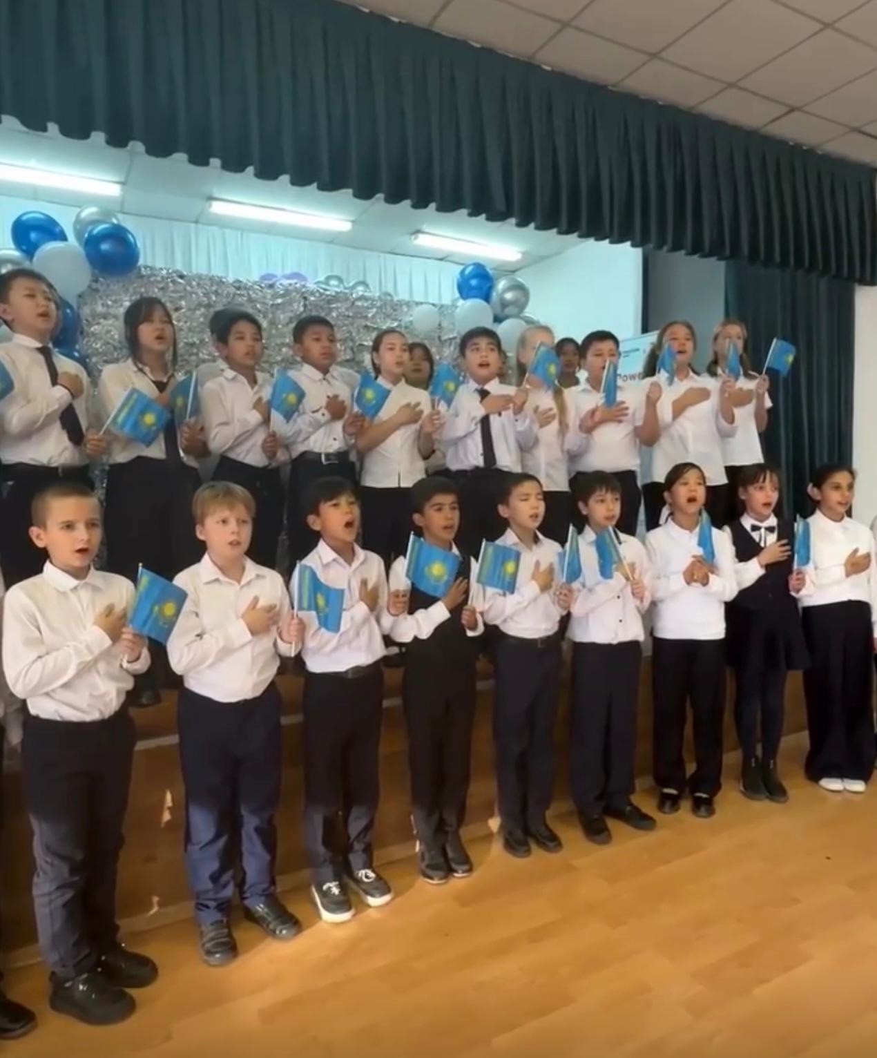 Патриоттық акция «Қыран елім-Қазахстаным!» аясында мемлекеттік әнұранды жаппай орындау.